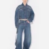 De blå denimjeansene med stropp De blå denimjeansene med stropp