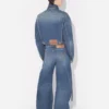 De blå denimjeansene med stropp De blå denimjeansene med stropp