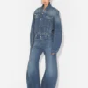 De blå denimjeansene med stropp De blå denimjeansene med stropp