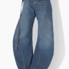 De blå denimjeansene med stropp De blå denimjeansene med stropp