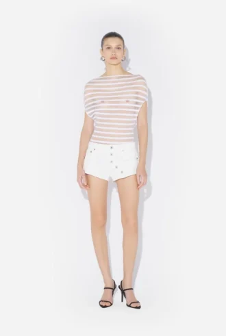 De hvite denimshortsene med knapper