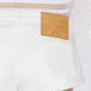 De hvite denimshortsene med knapper De hvite denimshortsene med knapper