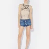 De knappe blå denimshortsene De knappe blå denimshortsene