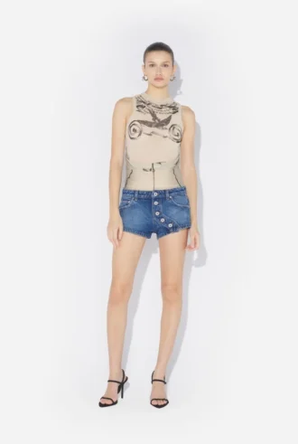 De knappe blå denimshortsene