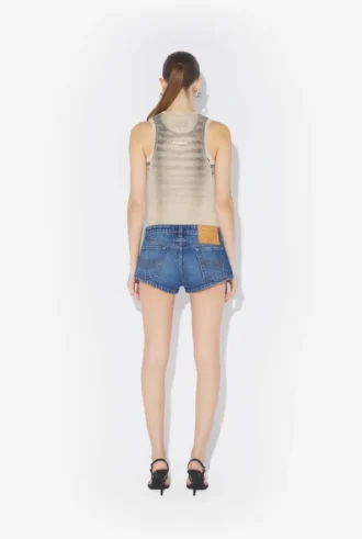 De knappe blå denimshortsene