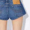 De knappe blå denimshortsene De knappe blå denimshortsene