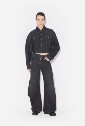 De svarte denimjeansene med stropp