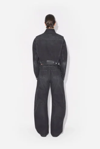 De svarte denimjeansene med stropp