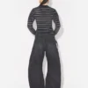 De svarte denimjeansene med stropp De svarte denimjeansene med stropp