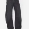 De svarte denimjeansene med stropp De svarte denimjeansene med stropp