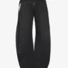 De svarte denimjeansene med stropp De svarte denimjeansene med stropp