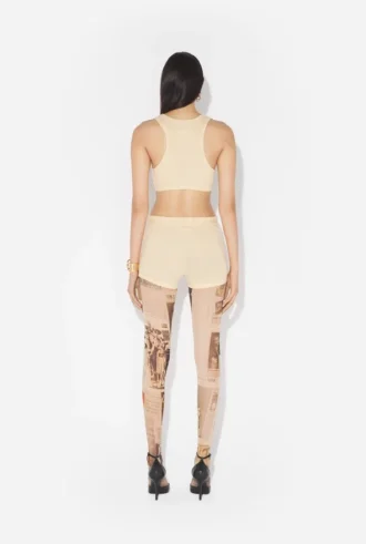 De beige Gaultier-shortsene med lapp