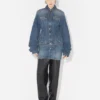 Den blå denimjakken med oversized ermer Den blå denimjakken med oversized ermer