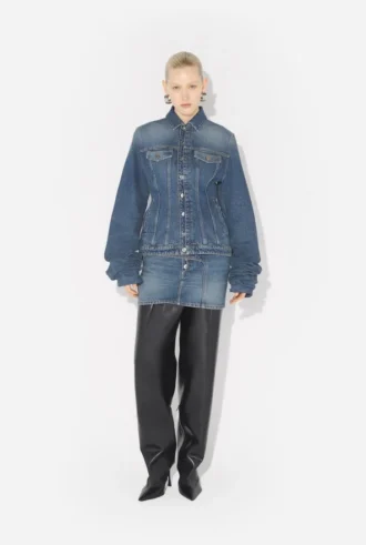 Den blå denimjakken med oversized ermer