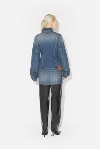 Den blå denimjakken med oversized ermer