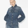 Den blå denimjakken med oversized ermer Den blå denimjakken med oversized ermer