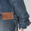 Den blå denimjakken med oversized ermer Den blå denimjakken med oversized ermer