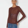 Den burgunderfargede broderte toppen Den burgunderfargede broderte toppen