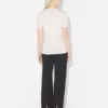 Den ecrufargede JPG-Baby Tee