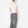 Den ecrufargede JPG-Baby Tee
