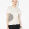 Den hvite Laurel-stemplede Baby Tee Den hvite Laurel-stemplede Baby Tee