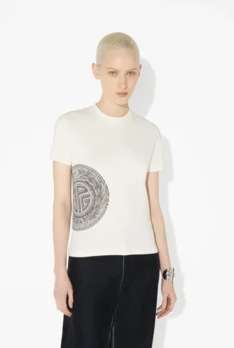 Den hvite Laurel-stemplede Baby Tee