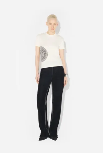 Den hvite Laurel-stemplede Baby Tee
