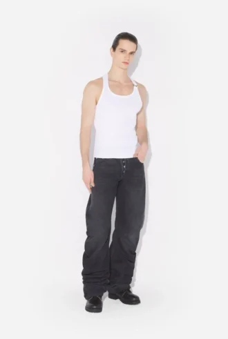 Den hvite piercing-tank-toppen