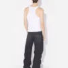 Den hvite piercing-tank-toppen Den hvite piercing-tank-toppen