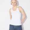 Den hvite piercing-tank-toppen Den hvite piercing-tank-toppen