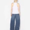 Den hvite piercing-tank-toppen Den hvite piercing-tank-toppen