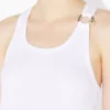 Den hvite piercing-tank-toppen Den hvite piercing-tank-toppen