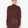 Den korte burgunderfargede broderte kjolen
