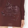 Den korte burgunderfargede broderte kjolen