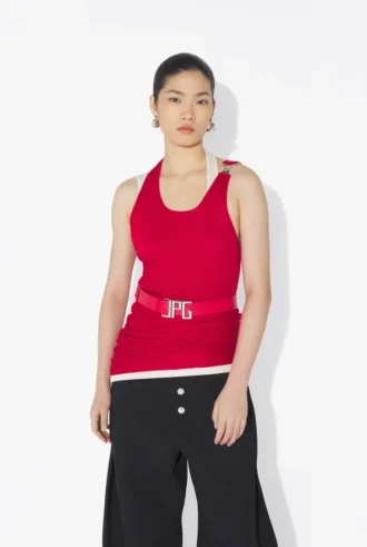 Den røde draperte doble tank-topperen