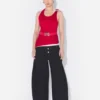 Den røde draperte doble tank-topperen Den røde draperte doble tank-topperen