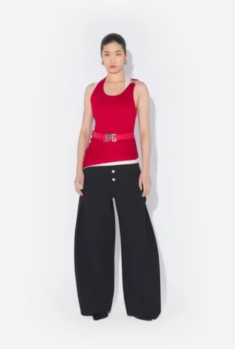 Den røde draperte doble tank-topperen