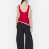 Den røde draperte doble tank-topperen Den røde draperte doble tank-topperen