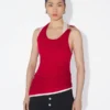 Den røde draperte doble tank-topperen Den røde draperte doble tank-topperen
