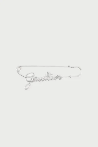 Den sølvfargede Gaultier-brosjeren
