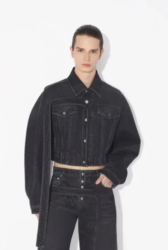 Den svarte denimjakken med stropper
