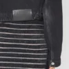Den svarte denimjakken med stropper Den svarte denimjakken med stropper