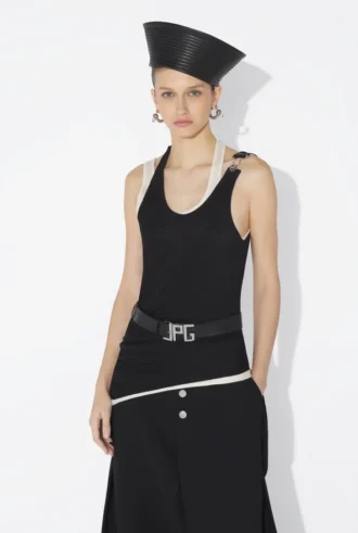 Den svarte draperte doble tank-toppen