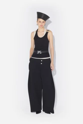 Den svarte draperte doble tank-toppen