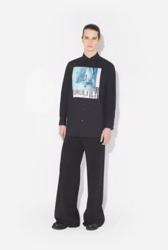 Den svarte oversized Water-skjorten