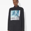 Den svarte oversized Water-skjorten Den svarte oversized Water-skjorten