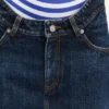 Det kurvede denim-miniskjørtet